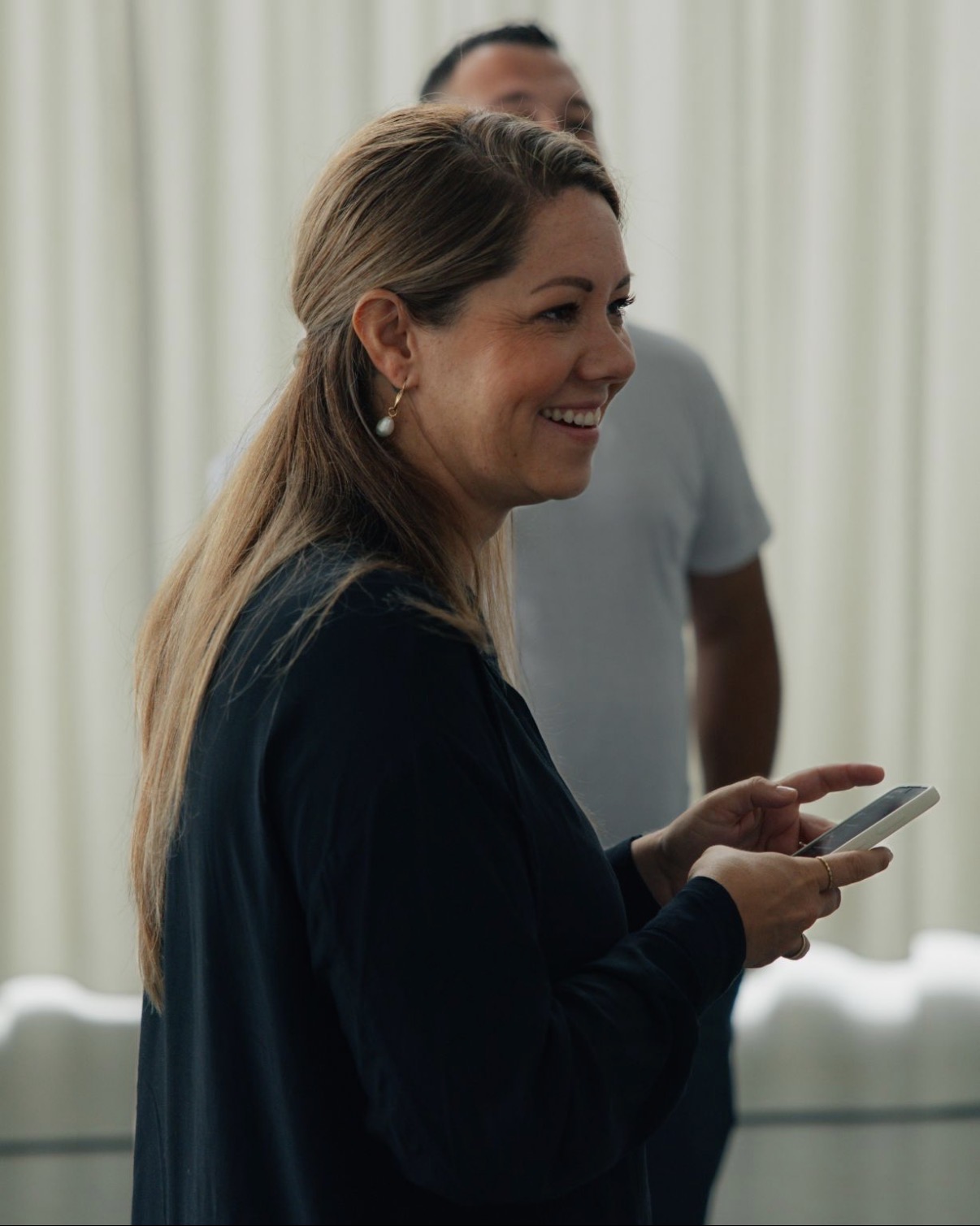 Teilnehmerin am Smartphone