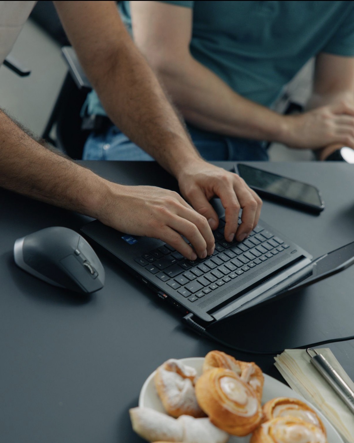 Hände am Laptop während der Werkstatt