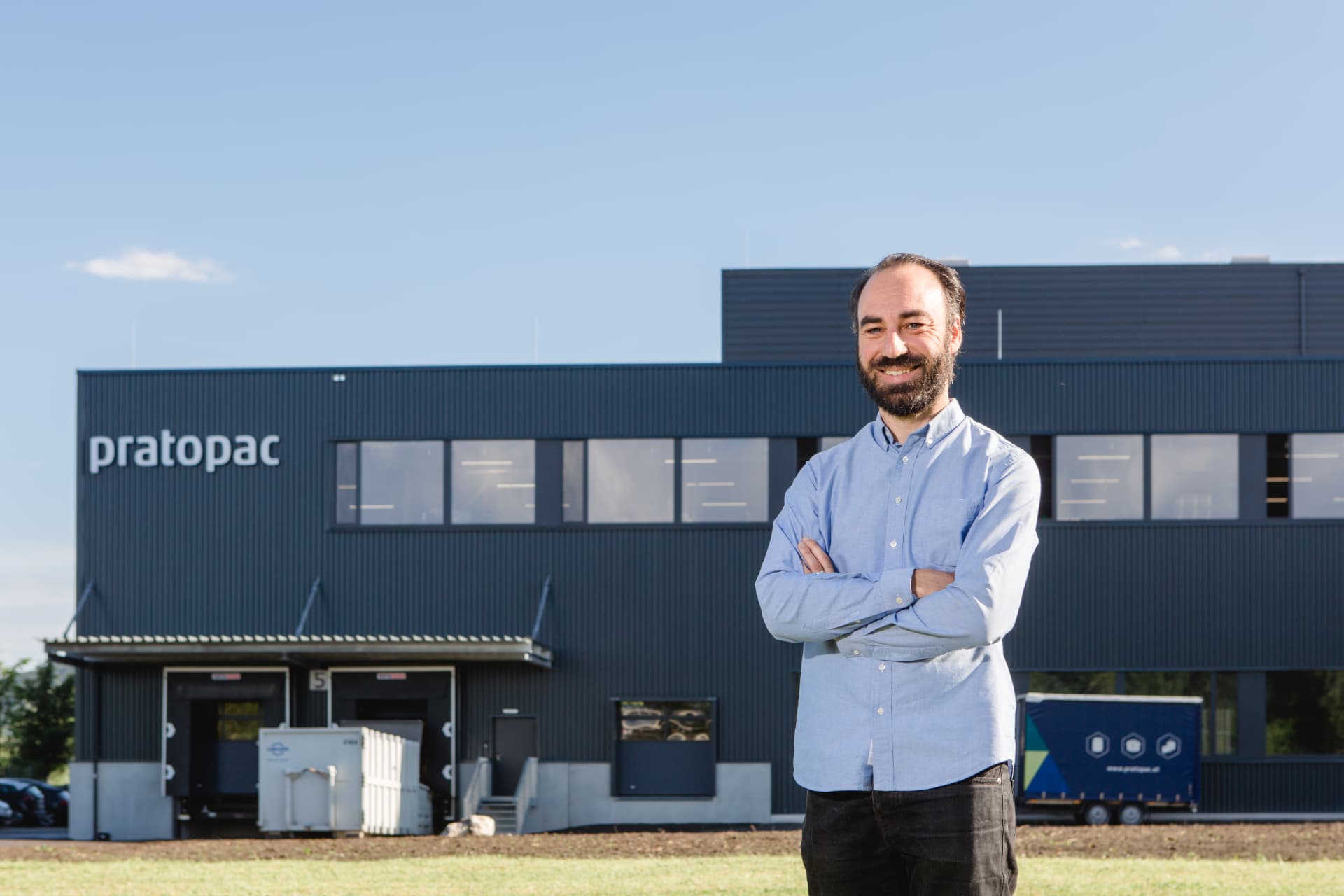 Alexander Abbrederis vor dem Firmengebäude der pratopac GmbH